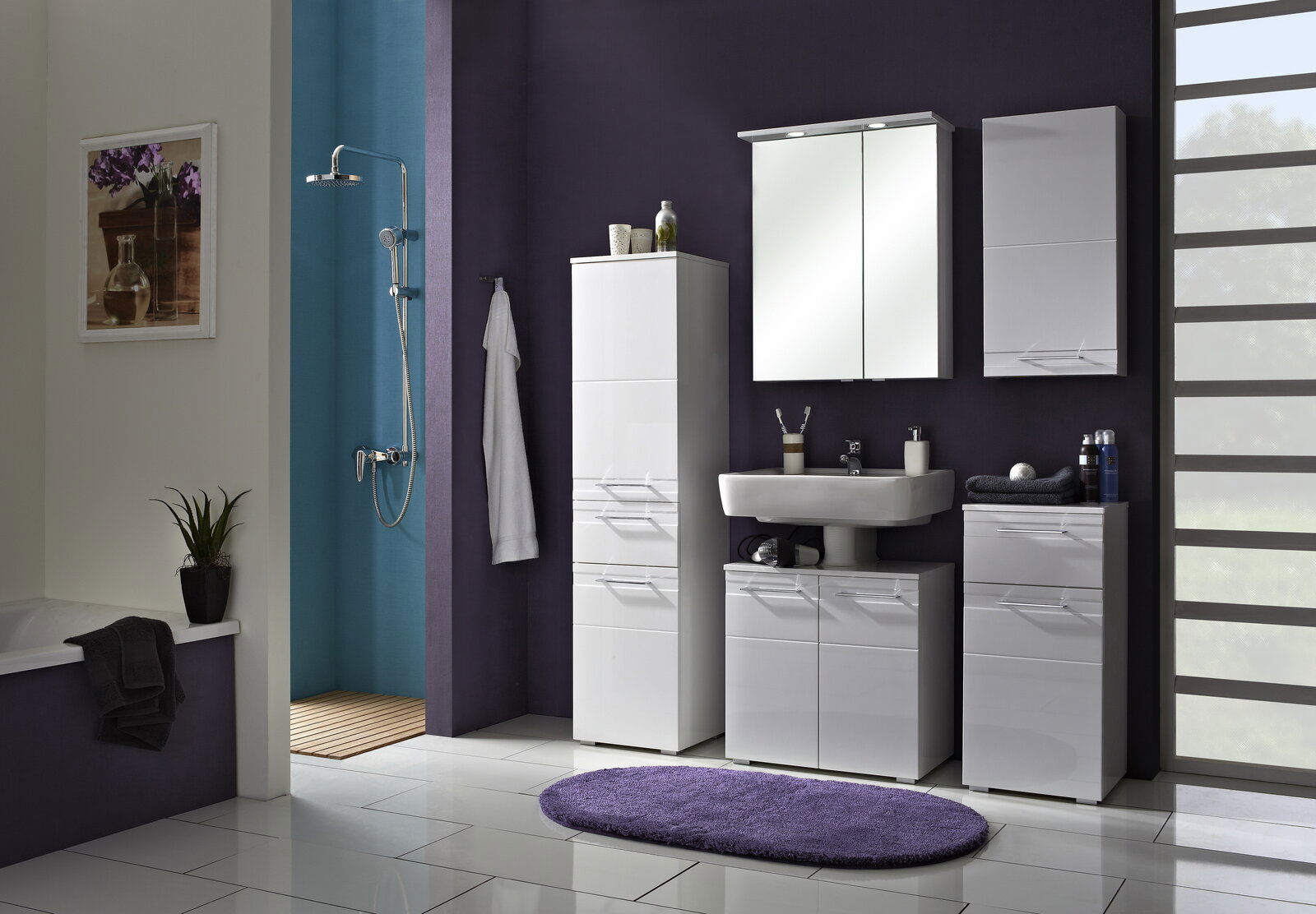 XORA Midischrank DORIA Moderner weißer Midischrank in einem stilvollen Badezimmer, frontal betrachtet.