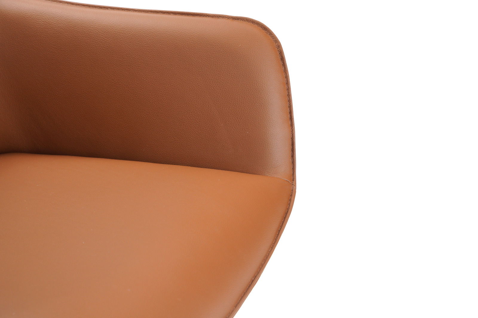 Nahaufnahme eines braunen Armlehnstuhls aus Leder, Perspektive von oben.