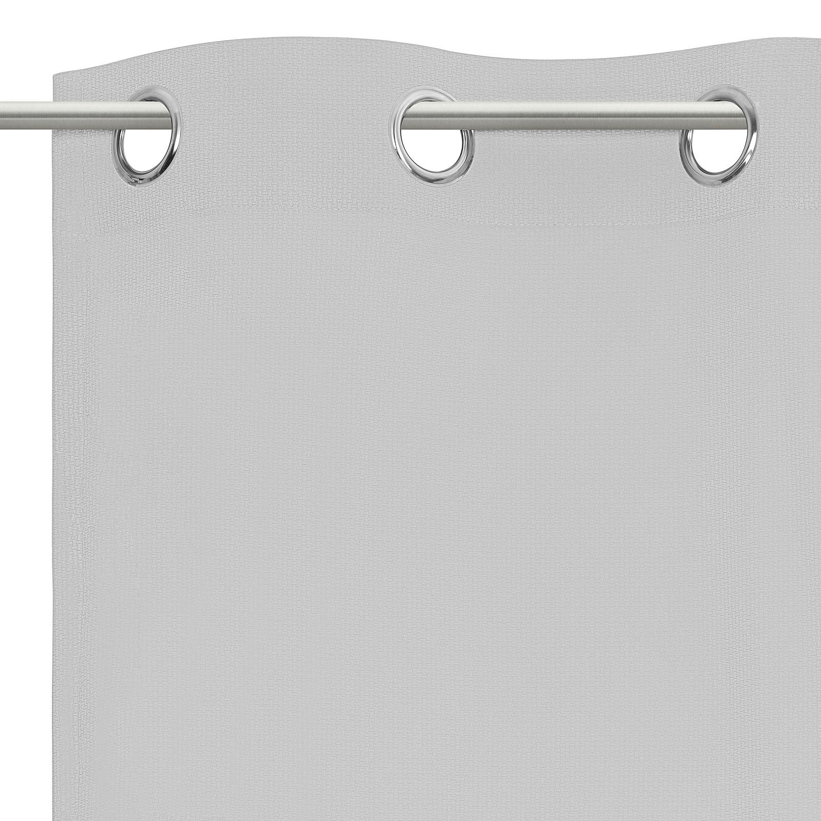 Grauer Ösenschal aus Stoff, Nahaufnahme der oberen Kante mit Metallösen, von vorne betrachtet.