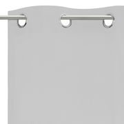 Grauer Ösenschal aus Stoff, Nahaufnahme der oberen Kante mit Metallösen, von vorne betrachtet.