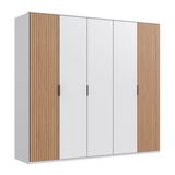 Fünf-türiger Drehtürenschrank mit weißen Türen und Holzpaneelen, Frontalansicht