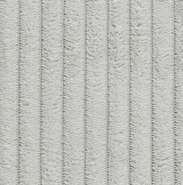 Nahaufnahme eines hellgrauen, gestreiften Stoffes mit weicher Textur, von oben betrachtet.