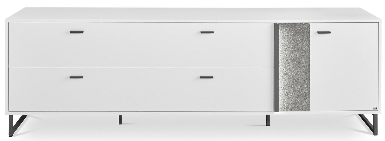 Modernes weißes TV-Lowboard mit zwei Schubladen und einer Tür, frontal betrachtet. Schwarze Griffe und Beine, mit einem dekorativen silbernen Akzent auf der rechten Tür.