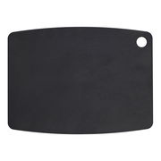 Schwarzes Schneidebrett aus Holzfaserlaminat mit abgerundeten Ecken und Loch zum Aufhängen, Draufsicht.