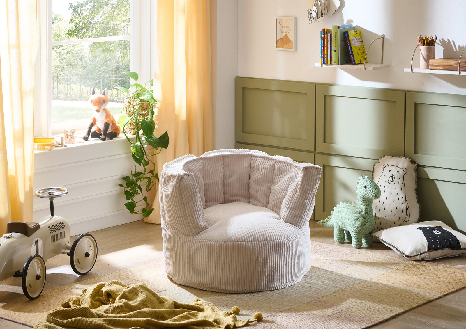 MID.YOU Sitzsack klein SNUGGLE Kleiner Sitzsack in einem gemütlichen Kinderzimmer, umgeben von Spielzeug und Dekorationen, mit Blick auf das Produkt von vorne.