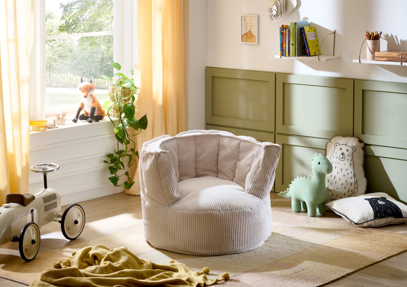 MID.YOU Sitzsack klein SNUGGLE Kleiner Sitzsack in einem gemütlichen Kinderzimmer, umgeben von Spielzeug und Dekorationen, mit Blick auf das Produkt von vorne.