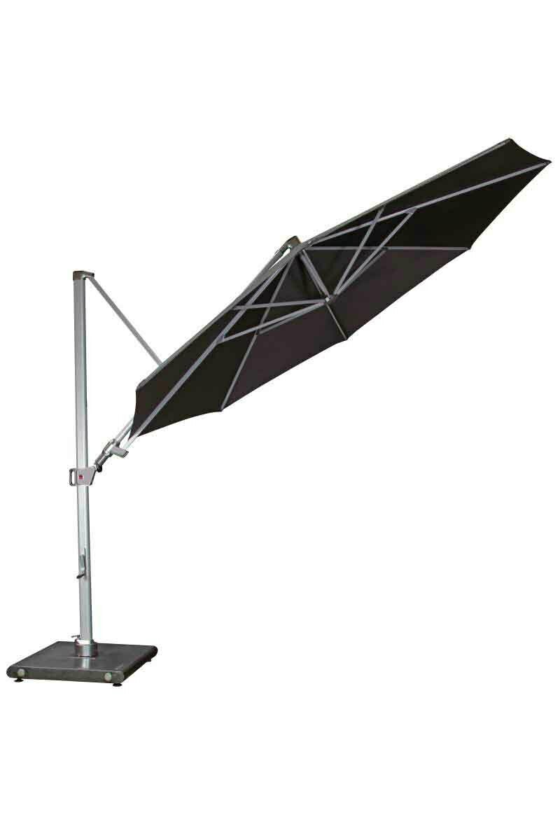 Seitliche Ansicht eines schwarzen Pendelschirms mit stabilem Metallgestell und quadratischem Standfuß.