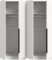 Weißer Kleiderschrank mit zwei geöffneten Türen, Innenraum mit Kleiderstange und Ablage, Frontansicht