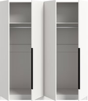 Weißer Kleiderschrank mit zwei geöffneten Türen, Innenraum mit Kleiderstange und Ablage, Frontansicht