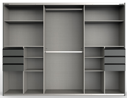 Frontale Ansicht eines dreitürigen Schwebetürenschranks mit mehreren Regalfächern und Schubladen in grauer Farbe.