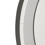 Nahaufnahme eines runden LED-Spiegels mit schwarzem Rahmen, seitliche Perspektive