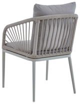 Rückansicht eines Sessels mit grauem Kissen und geflochtenem Seil-Design.