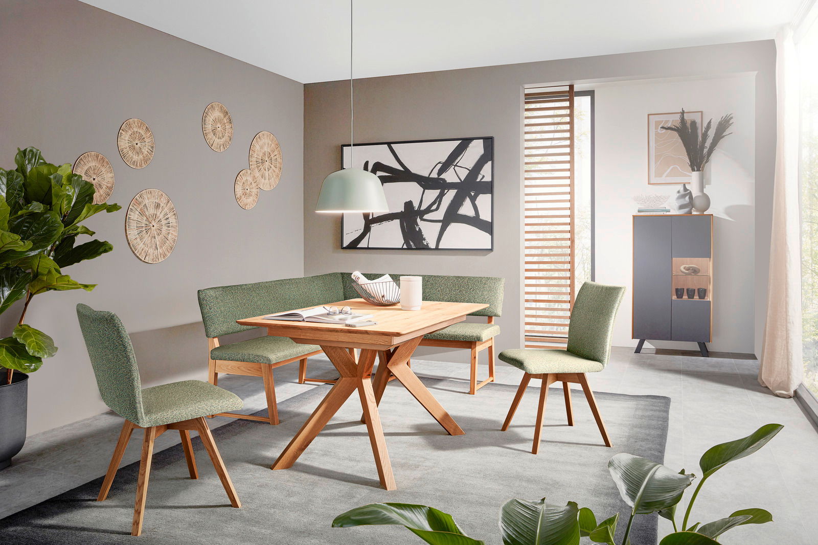 Valnatura Stuhl LARINO Esszimmer mit modernem Holztisch und grünen Stühlen, seitliche Perspektive