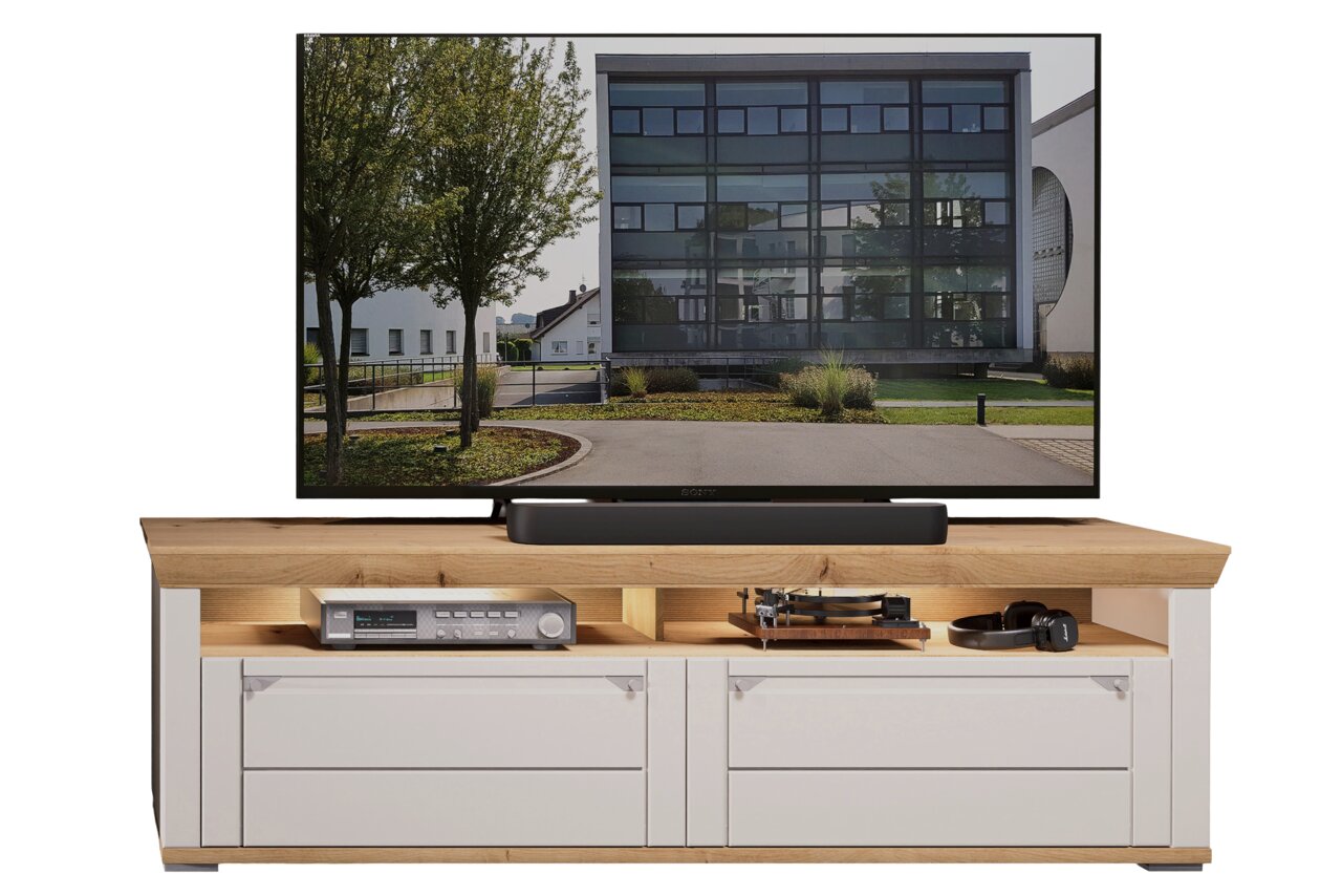 Frontale Ansicht einer modernen Wandkombination mit Holz- und Weißtönen, ausgestattet mit einem großen Flachbildfernseher, einem Soundsystem und einem Plattenspieler.