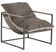 Moderner Lounge-Sessel mit grauem Kissen und Metallrahmen, seitliche Perspektive