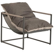 Moderner Lounge-Sessel mit grauem Kissen und Metallrahmen, seitliche Perspektive