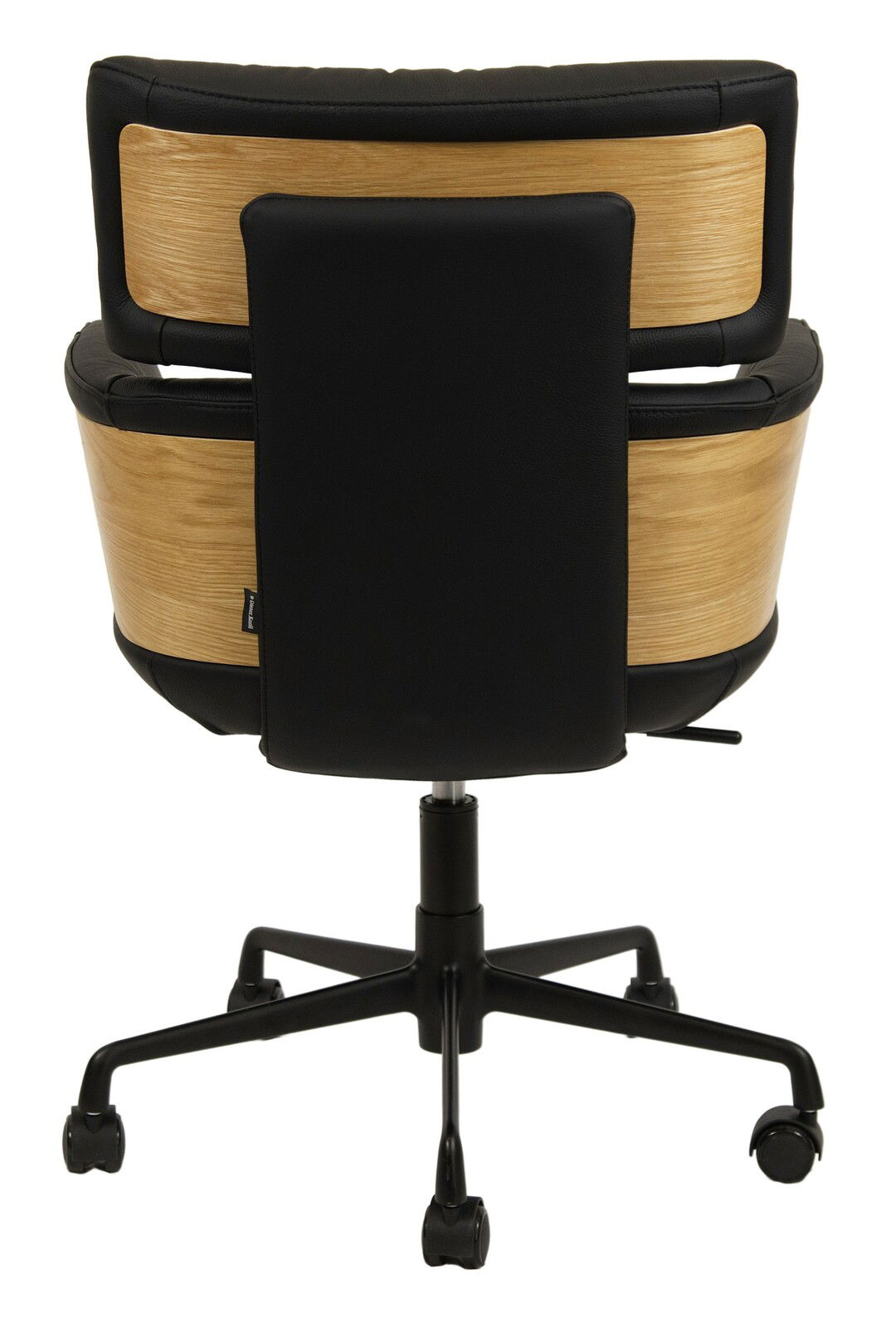 Rückansicht eines Drehstuhls mit schwarzem Leder und Holzverkleidung, auf Rollen.
