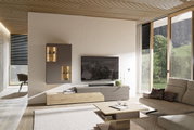 Moderne woonkamer met tv-wandmeubel in grijs en houtlook, hangende vitrinekast met verlichting en lowboard onder een flatscreen-tv; perspectief: frontaal, licht zijdelings groothoekbeeld.