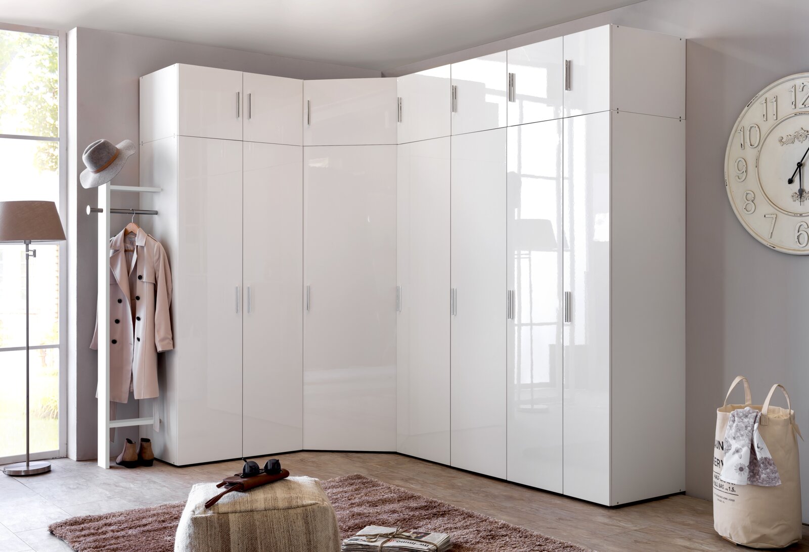 Eckschrank mit glänzenden weißen Türen in einem modernen Raum, seitliche Perspektive