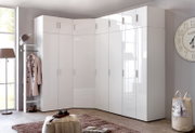 Eckschrank mit glänzenden weißen Türen in einem modernen Raum, seitliche Perspektive