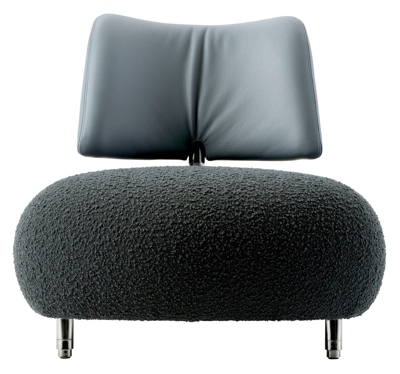 Moderner Sessel mit grauem, strukturiertem Sitz und glatter Rückenlehne, Frontalansicht