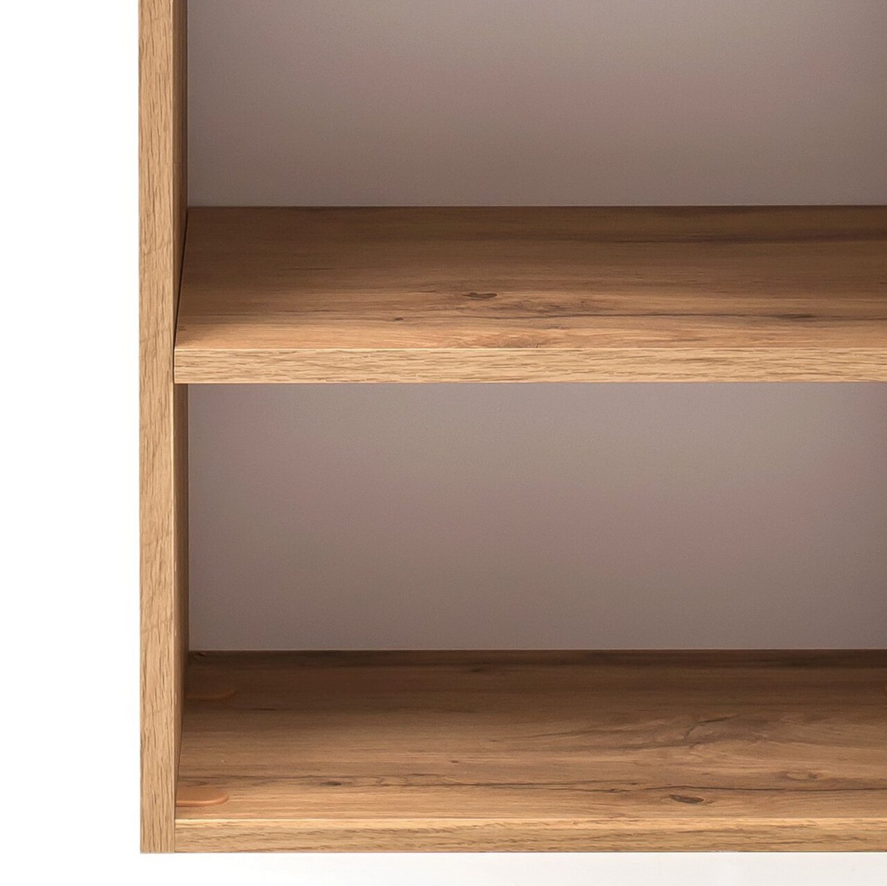 Close-up van een houten boekenkast met twee zichtbare planken, zijaanzicht