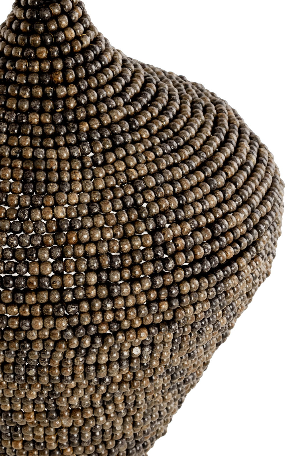 Nahaufnahme einer Hängeleuchte mit Perlenstruktur, seitliche Perspektive