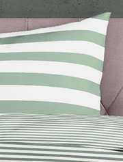 Bettwäsche mit grünen und weißen Streifen, seitliche Perspektive