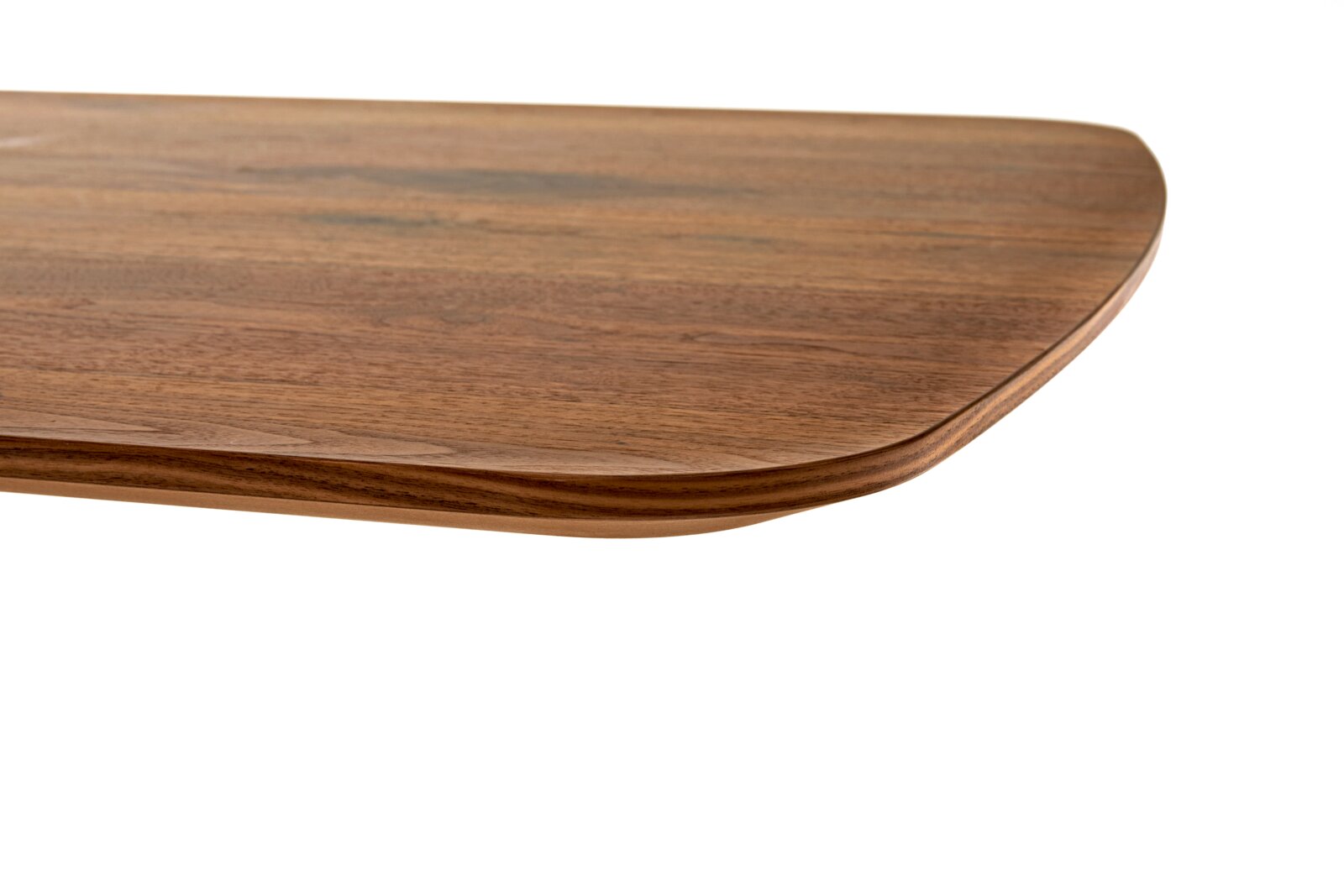 Close-up van de afgeronde rand van een houten eettafel, zijaanzicht