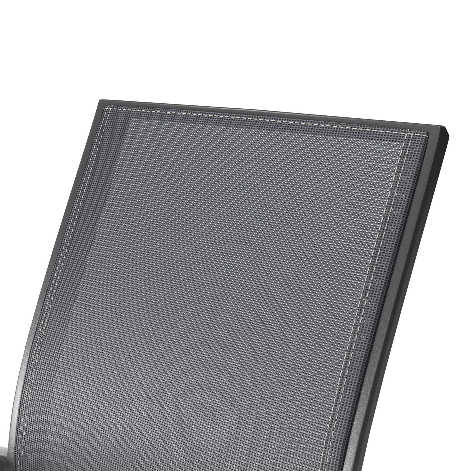 Nahaufnahme der Rückenlehne eines Stapelsessels aus grauem Netzgewebe, seitliche Perspektive