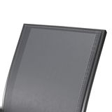 Nahaufnahme der Rückenlehne eines Stapelsessels aus grauem Netzgewebe, seitliche Perspektive