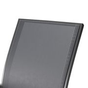 Nahaufnahme der Rückenlehne eines Stapelsessels aus grauem Netzgewebe, seitliche Perspektive