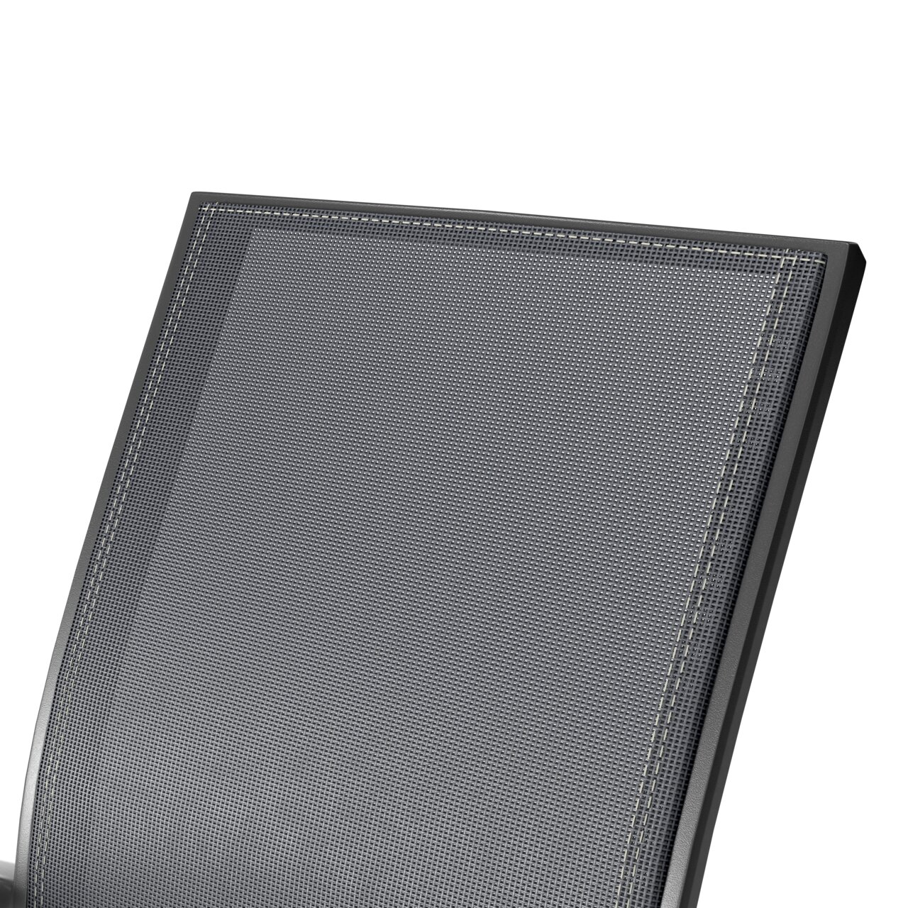 Nahaufnahme der Rückenlehne eines Stapelsessels aus grauem Netzgewebe, seitliche Perspektive