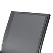 Nahaufnahme der Rückenlehne eines Stapelsessels aus grauem Netzgewebe, seitliche Perspektive