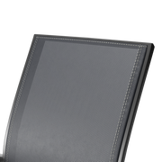 Nahaufnahme der Rückenlehne eines Stapelsessels aus grauem Netzgewebe, seitliche Perspektive