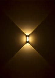 LED-Außenwandleuchte mit warmem Licht, das in einem symmetrischen Muster nach oben und unten strahlt, frontale Ansicht.