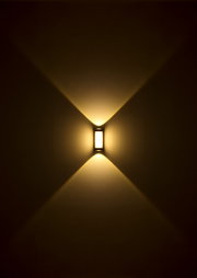 LED-Außenwandleuchte mit warmem Licht, das in einem symmetrischen Muster nach oben und unten strahlt, frontale Ansicht.