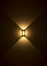 LED-Außenwandleuchte mit warmem Licht, das in einem symmetrischen Muster nach oben und unten strahlt, frontale Ansicht.