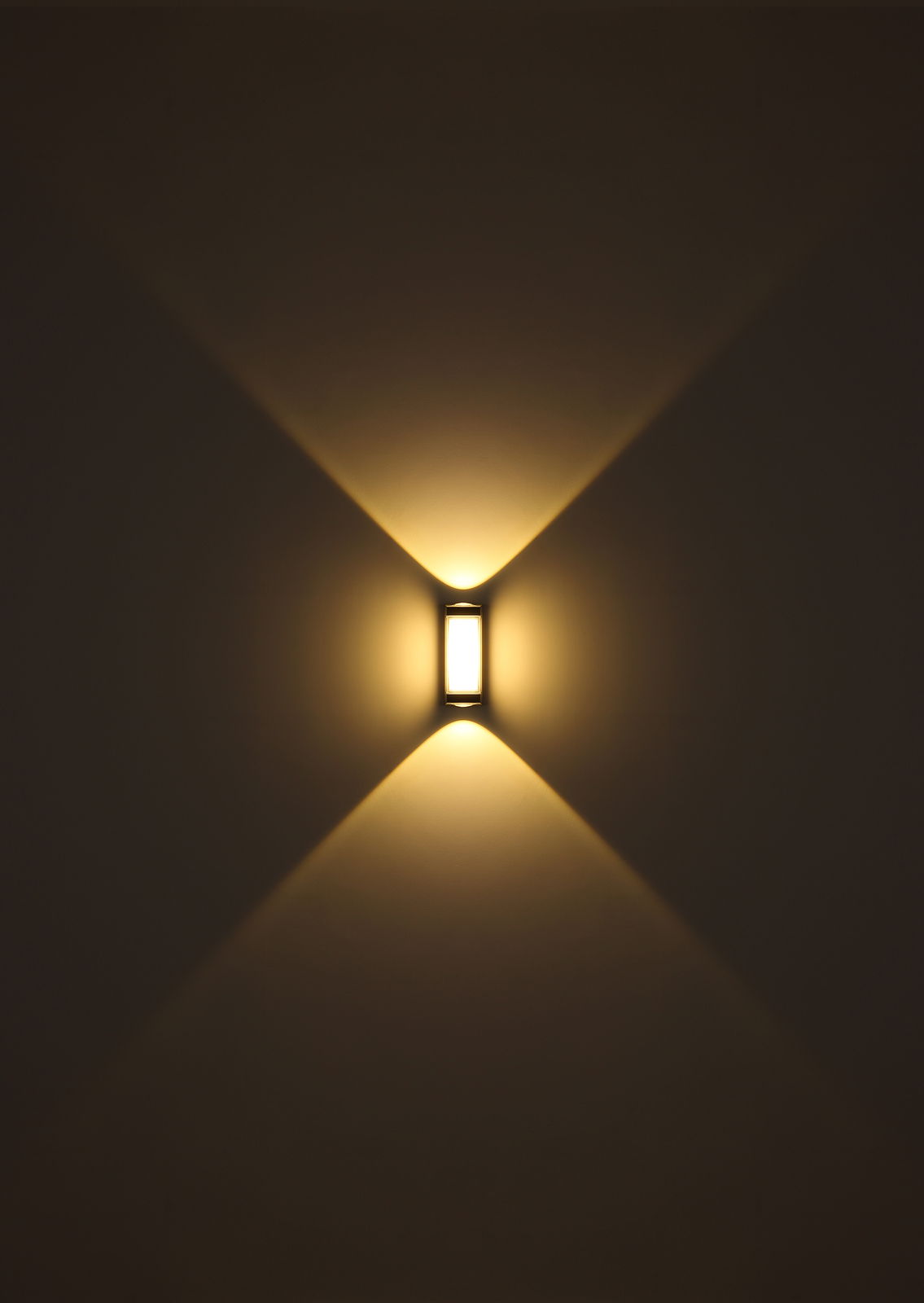 LED-Außenwandleuchte mit warmem Licht, das in einem symmetrischen Muster nach oben und unten strahlt, frontale Ansicht.