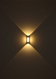 LED-Außenwandleuchte mit warmem Licht, das in einem symmetrischen Muster nach oben und unten strahlt, frontale Ansicht.