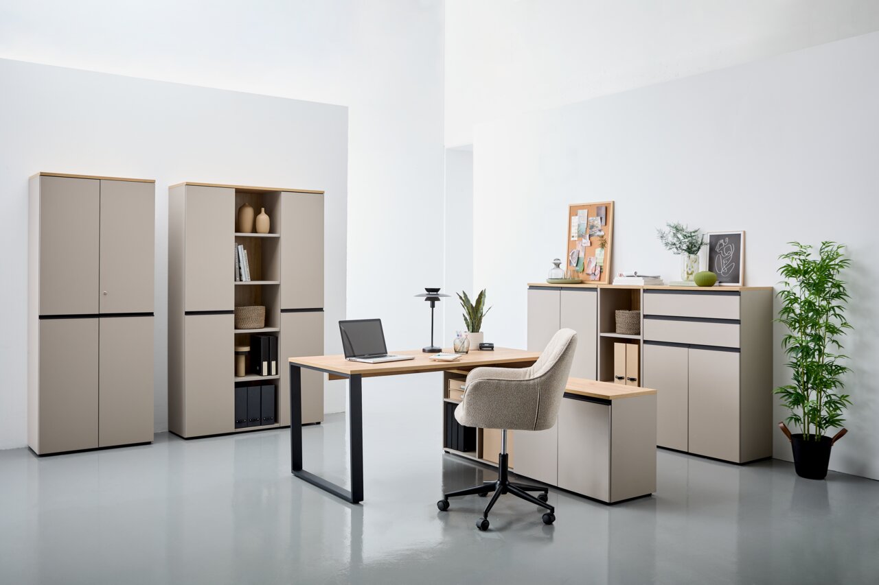 Modern kantoormeubilair in een lichte ruimte, bestaande uit een hoekbureau met laptop, verschillende archiefkasten en een rolcontainer. Het perspectief toont het meubilair van voren.
