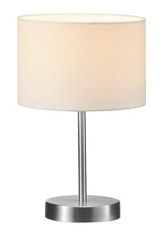 Tischlampe mit rundem, weißem Lampenschirm und silbernem Standfuß, seitliche Perspektive