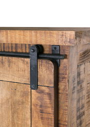 Nahaufnahme eines Highboards aus Holz mit schwarzem Metallschiebemechanismus, seitliche Perspektive.