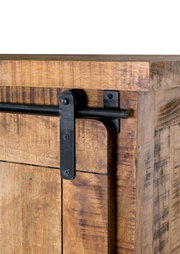 Nahaufnahme eines Highboards aus Holz mit schwarzem Metallschiebemechanismus, seitliche Perspektive.