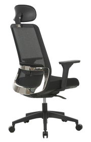 Rückansicht eines ergonomischen Drehstuhls mit Netzrückenlehne und verstellbarer Kopfstütze