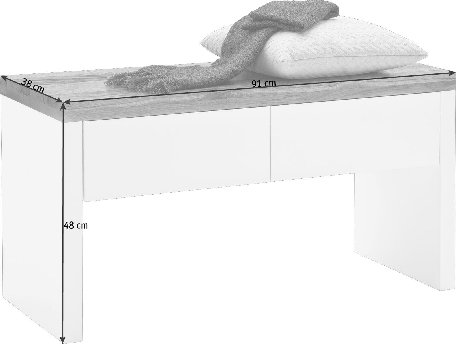 Weiße Bank mit Holzoberfläche, dekoriert mit Kissen und Decke, seitliche Perspektive