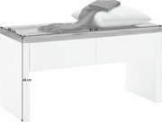 Weiße Bank mit Holzoberfläche, dekoriert mit Kissen und Decke, seitliche Perspektive