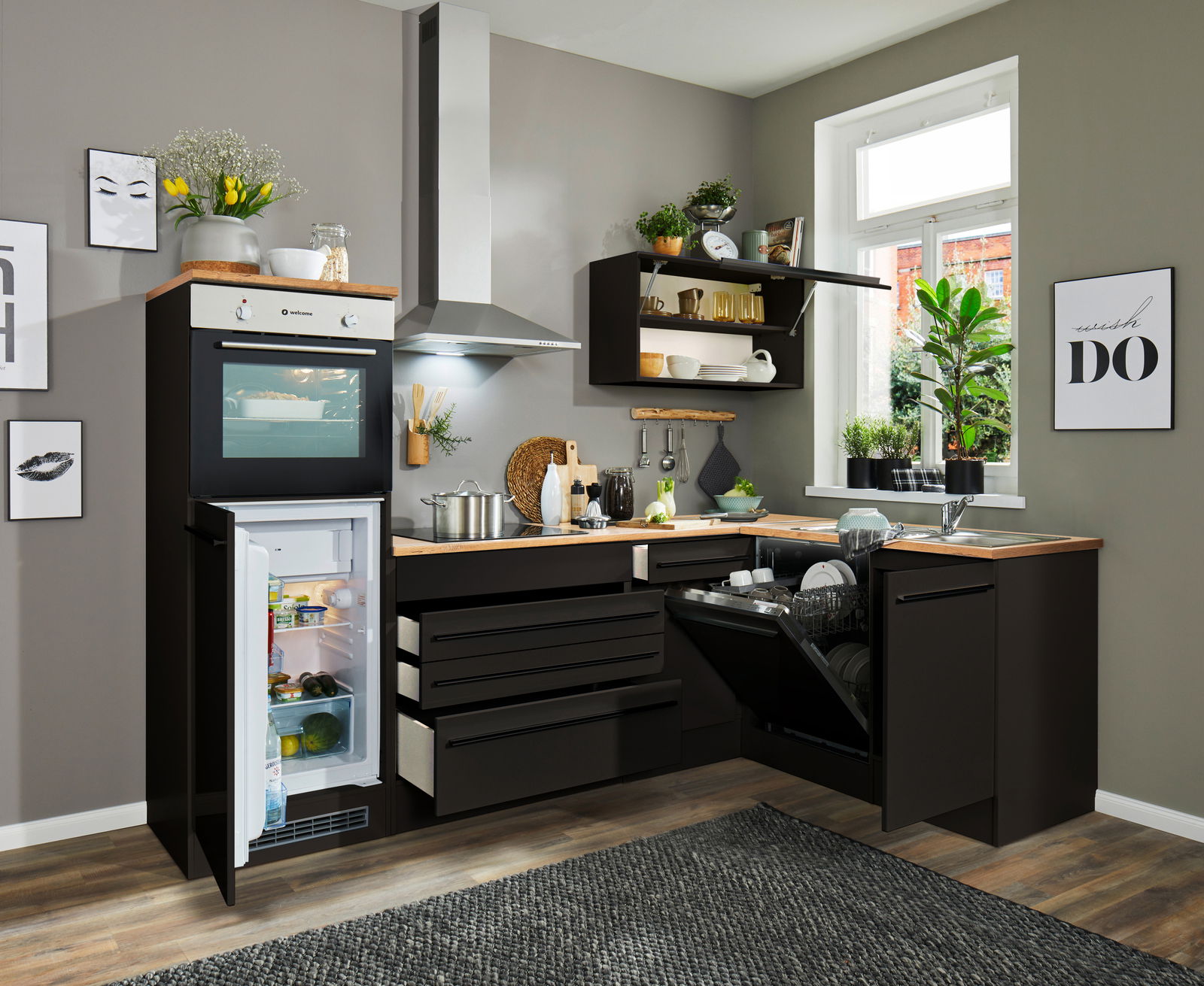 Moderne Küche mit Eckunterschrank, Kühlschrank, Backofen und Geschirrspüler, Perspektive von vorne rechts