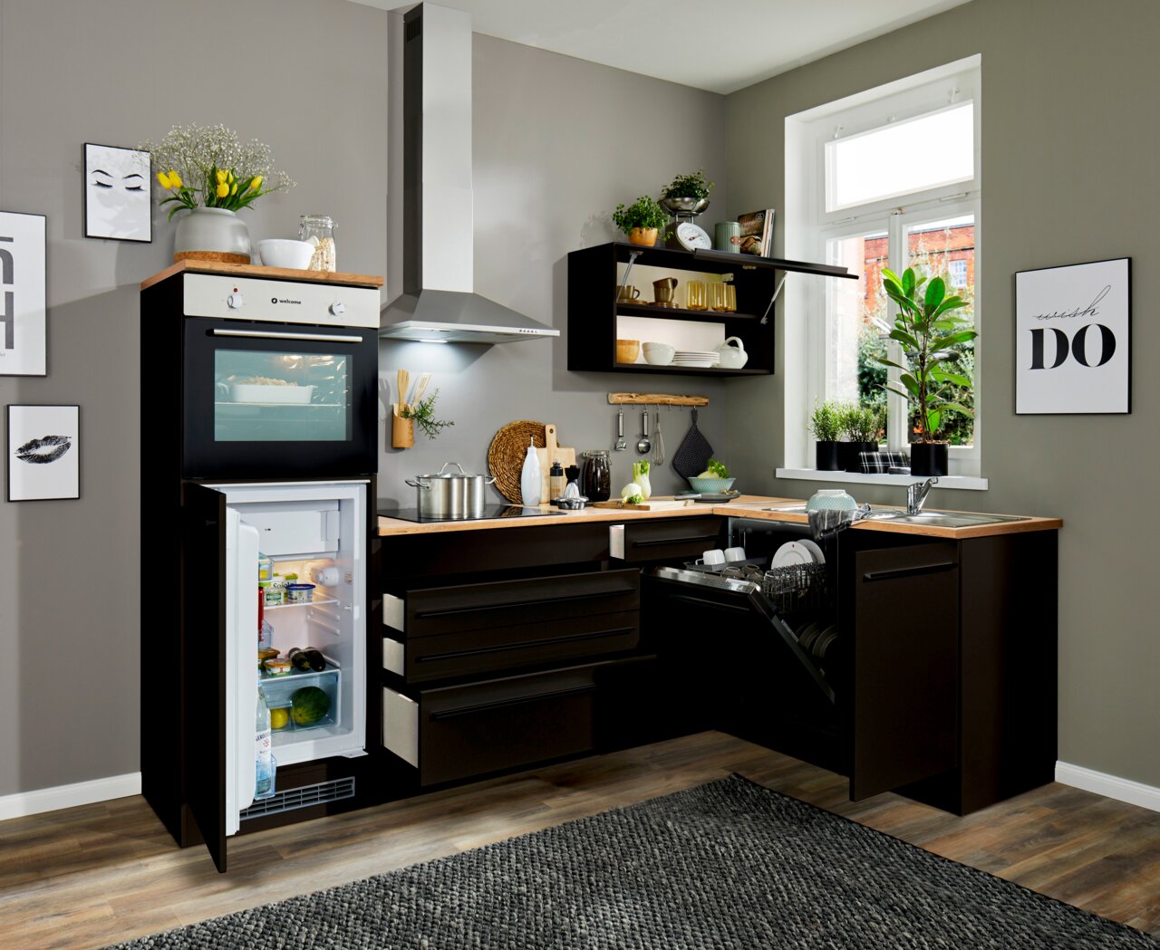 Moderne Küche mit Eckunterschrank, Kühlschrank, Backofen und Geschirrspüler, Perspektive von vorne rechts