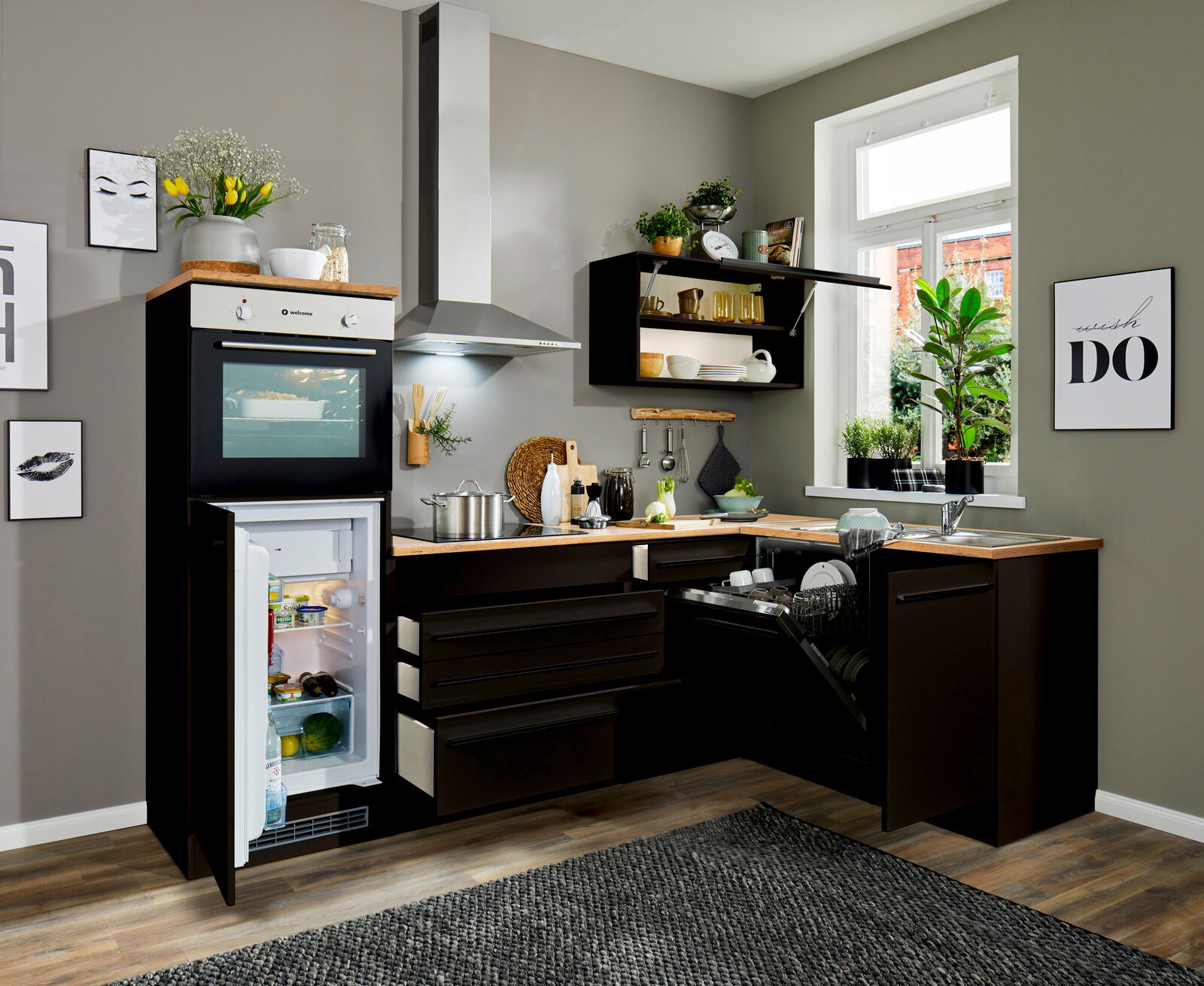 Moderne Küche mit Eckunterschrank, Kühlschrank, Backofen und Geschirrspüler, Perspektive von vorne rechts